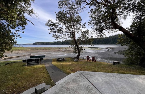 Shelton House | Otter Haven - Peaceful, Tranquil & Private Beachfront Getaway on Harstine Island