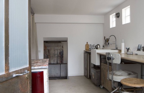 Bagneux Apartment | Out of the ordinary artist's studio 15 min from Paris centre