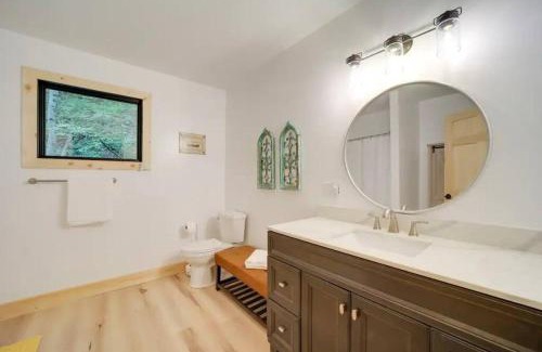 Hot Springs House | Outdoor Enthusiast's Dream Cabin Hiking & Rafting