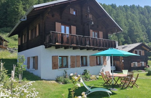 Chandolin Ski Chalet | Outside : Chalet of about 132m2, for 10 persons, with garden and garden furniture -Interior: living