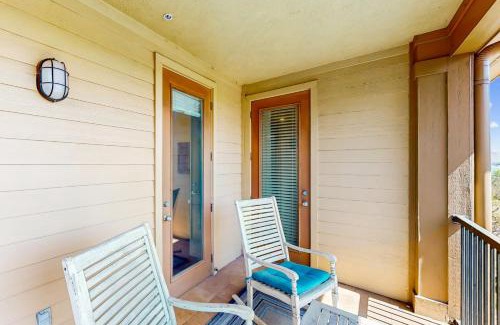 Horseshoe Bay Apartment | Overlooking the Bay