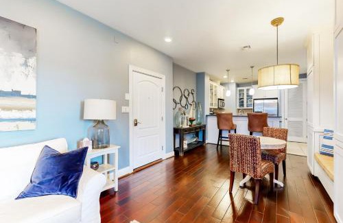 Horseshoe Bay Apartment | Overlooking the Bay