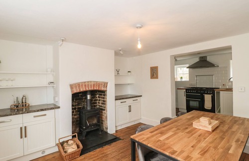 Sturminster Newton Cottage | OVERTON COTTAGE, pet friendly, with open fire in Sturminster Newton