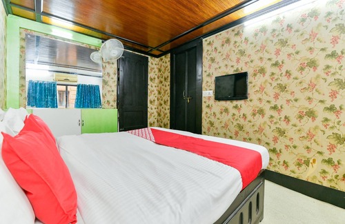 Ambalapuzha Boat Rental | OYO 16838 Big B Houseboat 10 BHK