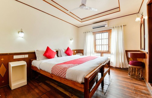 Ambalapuzha Boat Rental | OYO 23047 Rkv Golden Petal Houseboat 3 Bhk