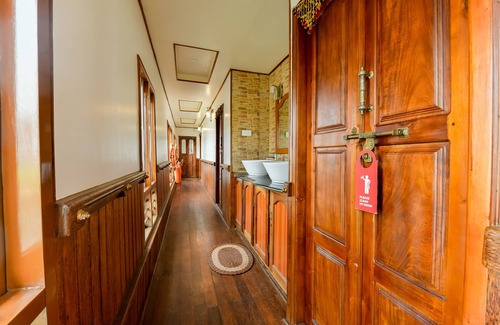 Ambalapuzha Boat Rental | OYO 23047 Rkv Golden Petal Houseboat 3 Bhk