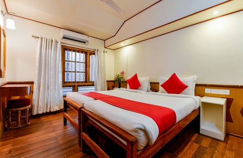 Ambalapuzha Boat Rental | OYO 23047 Rkv Golden Petal Houseboat 3 Bhk