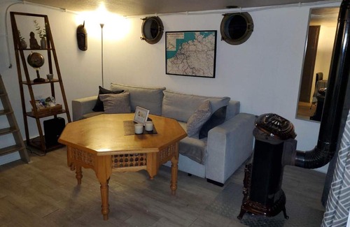 Douai Boat Rental | Péniche "Louise Michel" séjournez dans l'appartement du capitaine, offrez vous une expérience inoubliable au fil de l'eau