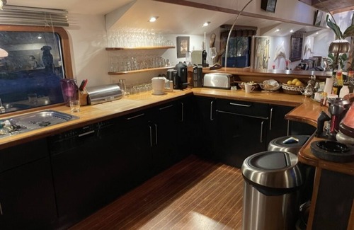 Quartier de la Muette Boat Rental | Péniche Parisienne à Bagatelle, Calme et Romantisme à 5 mn de la Porte Maillot