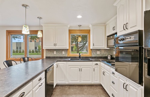 Ashwaubenon House | Pack Shack 4 in the Shadows of Lambeau Field. Feel like you're at the Stadium!