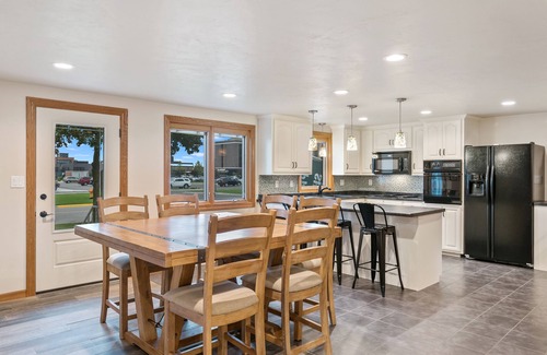 Ashwaubenon House | Pack Shack 4 in the Shadows of Lambeau Field. Feel like you're at the Stadium!