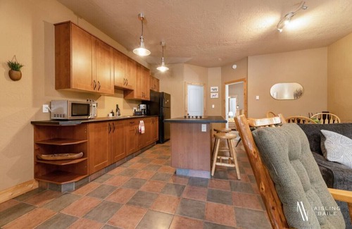 East Kootenay Hotel | Paddlers Inn - Guide's Suite | Rustic | Charming