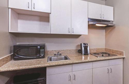 Barker Hotel | Palacio Royale Inn Signature Katy