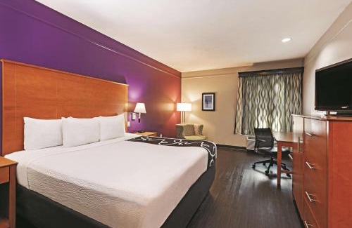 Barker Hotel | Palacio Royale Inn Signature Katy