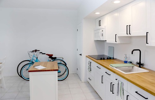 Cockburn Town House | Palmeira - Sea Turtle Suite - Quiet Retreat- Bicycles Included