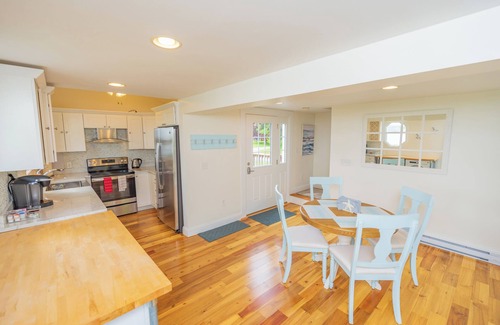 Barrington House | Palmer River All-Season Waterfront Cottage w/Dock & Views