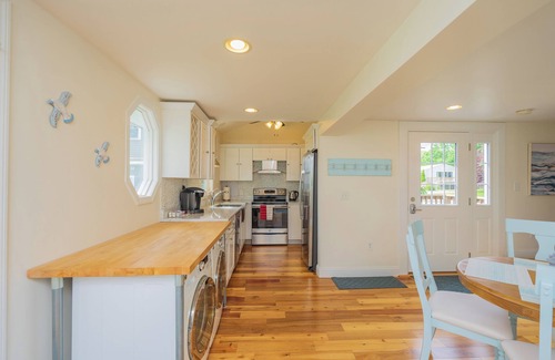 Barrington House | Palmer River All-Season Waterfront Cottage w/Dock & Views