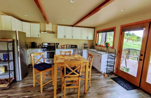 Julian Cottage | Paloma's Cottage Enjoy Julian's Beautiful Spring at the Farm, Pond, and Orchard.