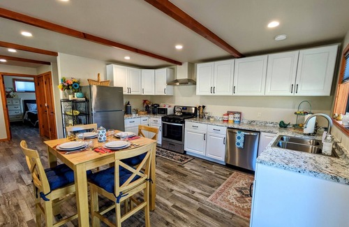 Julian Cottage | Paloma's Cottage Enjoy Julian's Beautiful Spring at the Farm, Pond, and Orchard.