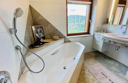 Neustadt Apartment | Panoramablick mit Privatparkplatz, 2 Balkone und 1,5 Bäder