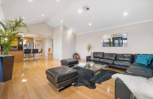 Perth House | Panoramic views, secluded nature retreat in the Perth Hills