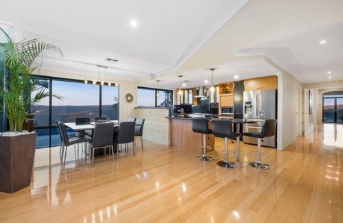Perth House | Panoramic views, secluded nature retreat in the Perth Hills