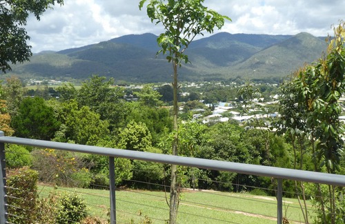 Atherton Ski Chalet | Panoramic views set on the highest point of town.