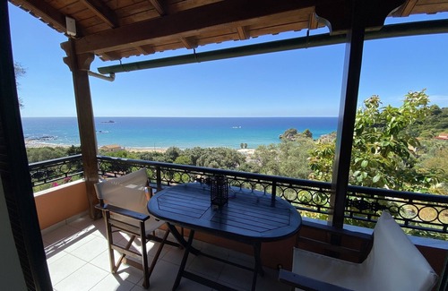 Sinarades Apartment | Papadatos Family Apt With Amazing View - 5mins from the beach on foot.