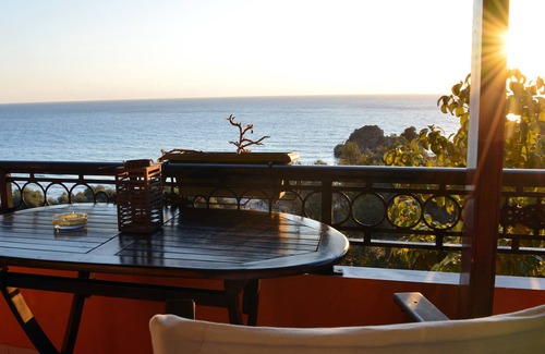 Sinarades Apartment | Papadatos Family Apt With Amazing View - 5mins from the beach on foot.