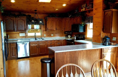 De Ruyter House | Paradise getaway log home with pool - Cazenovia 10 min away