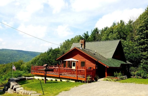 De Ruyter House | Paradise getaway log home with pool - Cazenovia 10 min away