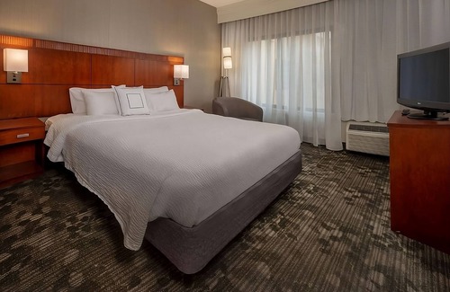 Newark Hotel | Paradocx Vineyard Tour! Pet-friendly Suite! Pool Access, Free Parking Onsite!