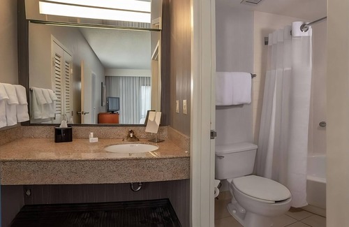 Newark Hotel | Paradocx Vineyard Tour! Pet-friendly Suite! Pool Access, Free Parking Onsite!