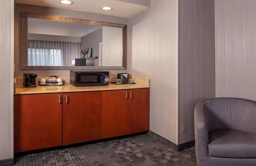 Newark Hotel | Paradocx Vineyard Tour! Pet-friendly Suite! Pool Access, Free Parking Onsite!