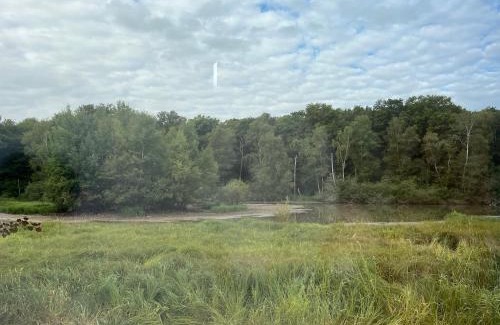 Saint-Martin-des-Champs Ski Chalet | Parcel Tiny House l'Atrée au bord d'un étang