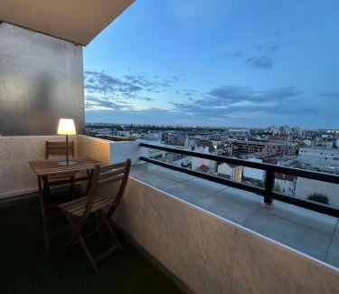 Pantin Apartment | PARIS PANTIN Magnifique Appartement 4 pièces de 108m2 avec 2 PARKING intérieur - très cosy pour 1 à 12 personnes - Entièrement refait à neuf ENTIRE APARTMENT LUXURIOUS AND WARM - PANTIN PARIS 19 ème FREE WIFI GRATUIT