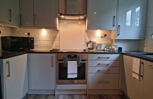 Salfords Apartment | Park View Garden Apt | Private Parking | Near ESH