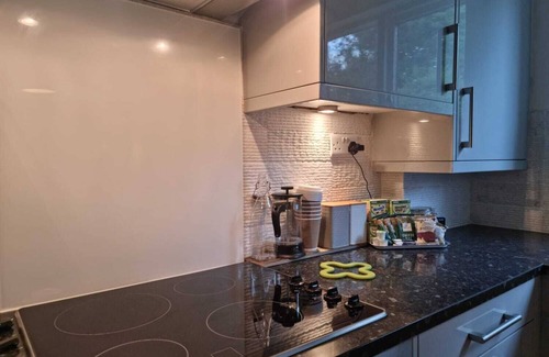 Salfords Apartment | Park View Garden Apt | Private Parking | Near ESH