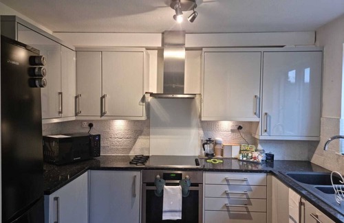 Salfords Apartment | Park View Garden Apt | Private Parking | Near ESH