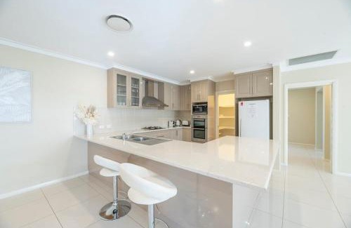 Dubbo House | Parkside Getaway - Pool, Family Entertainer