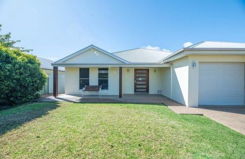 Dubbo House | Parkside Getaway - Pool, Family Entertainer