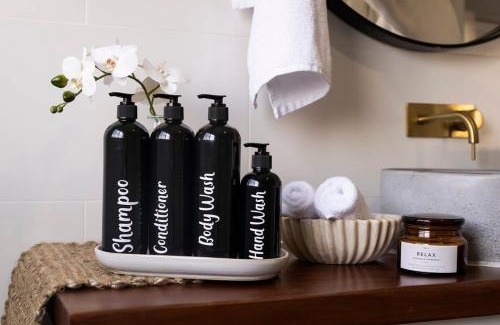 Dubbo House | Parkside Getaway - Pool, Family Entertainer