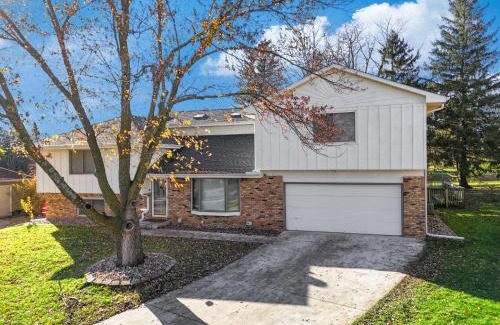 Ames House | Parkside Getaway- Spacious Six Bedroom Home for Families & Friends