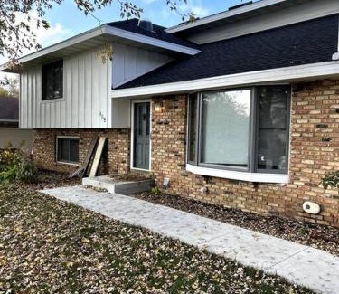 Ames House | Parkside Getaway- Spacious Six Bedroom Home for Families & Friends