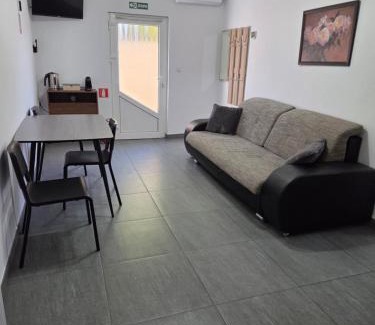 Dudestii Noi House | Parnica Home