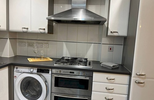 Edgware Apartment | Pass the Keys | Central 2 Bed flat in Edgeware with Parking