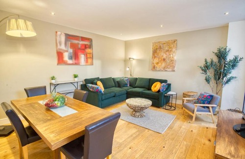 Lincoln House | Pass the Keys Centrally Located Apartment