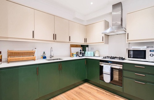 Richmond-upon-Thames Apartment | Pass the Keys | Chic Flat with Bushy Park Views