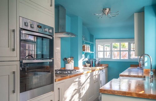 Henley House | Pass the Keys | Cosy cottage, walking distance to Hart Street