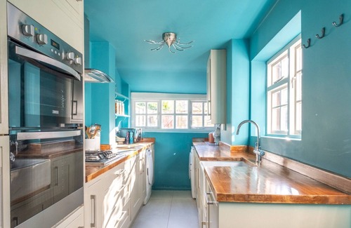 Henley House | Pass the Keys | Cosy cottage, walking distance to Hart Street